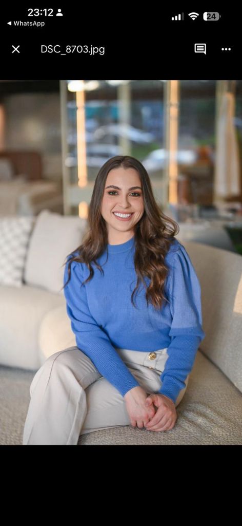 Dra. Rúbia Lauxen — camisa azul, sorrindo